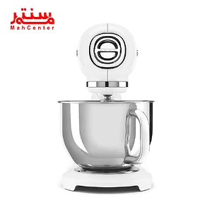 یک میکسر پایه سفید SMEG با یک کاسه فولادی ضد زنگ و سه ضمیمه نشان داده شده است.